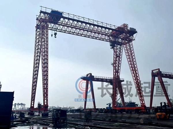造船門式起重機用在維修和碼頭場景