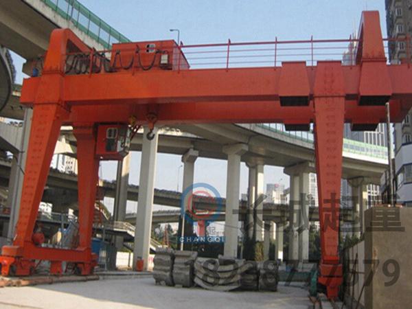 龍門吊按支腿結構作業形式劃分特點